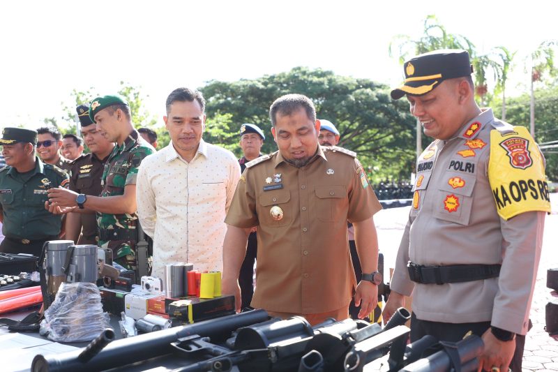 Pj Bupati Aceh Besar Muhammad Iswanto SSTP MM menyaksikan aneka alat pengamanan Pilkada 2024, saat menghadiri Apel Gelar Pasukan Operasi Mantap Praja Seulawah 2024, di Mapolres Aceh Besar, Kota Jantho, Senin (26/8/2024).