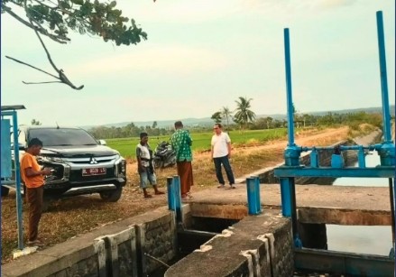 Kepala Dinas PUPR, Ir. Syahrial Amanullah ST, meninjau kondisi irigasi Krueng Aceh Bangunan Bagi Utama Bka.Kn.11 Gampong Atong Kecamatan Montasik, beberapa waktu lalu. FOTO/DOK DINAS PUPR ACEH BESAR