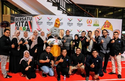 Pj Bupati Aceh Besar, Muhammad Iswanto SSTP MM menyambut kedatangan Pj Gubernur Aceh, Bustami Hamzah SE, M.Si dalam acara Malam Temu Mitra Sponsorship PON XXI Aceh -Sumut 2024 Wilayah Aceh di Ballroom Hotel Hermes Palace, Banda Aceh, Sabtu (10/08/2024) malam. FOTO/MC ACEH BESAR