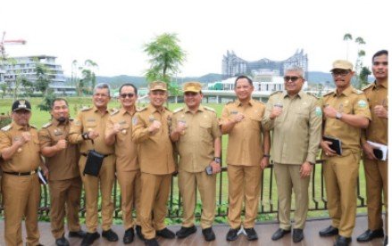 Pj Bupati Aceh Besar Muhammad Iswanto SSTP MM, foto bersama Mendagri serta Pj Gubernur Aceh Bustami SE MSi dan Pj Bupati/Walikota Se-Aceh didepan Istana Garuda di Ibu Kota Nusantara, Kabupaten Penajam Paser Utara, Provinsi Kalimantan Timur, Selasa (13/8/2024). FOTO/ DOK HUMAS PEMERINTAH ACEH