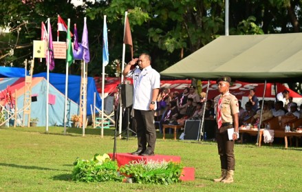 Pj Bupati Aceh Besar Muhammad Iswanto SSTP MM, menyampaikan sambutannya pada pembukaan Kemah Budaya Aceh Besar tahun 2024, di lapangan Bungoeng Jeumpa, Kota Jantho, Kabupaten Aceh Besar, Rabu (14/8/2024). FOTO/ MC ACEH BESAR