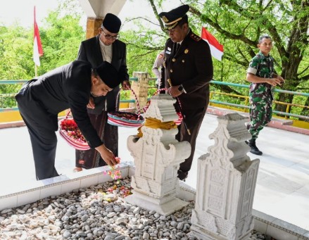 Pj Bupati Aceh Besar Muhammad Iswanto SSTP MM melihat Prasati saat beriziarah di Makam Pahlawan Laksamana Malahayati dalam rangkaian HUT Ke-79 RI Tahun 2024 Gampong Lamreh, Kecamatan Mesjid Raya, Aceh Besar, Kamis (15/08/2024). FOTO/MC ACEH BESAR