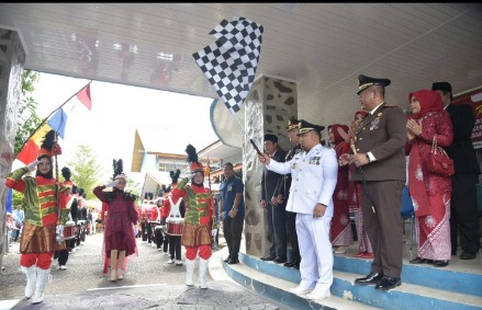 Pj Bupati Aceh Besar Muhammad Iswanto S.STP, MM, menyampaikan sambutan pada pembukaan karnaval memperingati HUT RI ke 79 di Halaman Kantor Disdikbud Aceh Besar, Kota Jantho, Sabtu (17/8/2024).
FOTO/MC ACEH BESAR