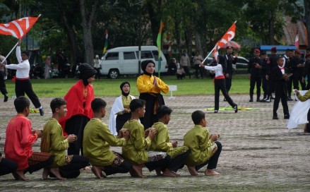 Penari Sanggar Keumala Hayati dan Kudeta Drumline SMA Negeri 1 Kota Jantho, tampil pada peringatan HUT RI Ke-79 di Lapangan Bungoeng Jeumpa, Kota Jantho, Sabtu (17/08/2024). FOTO/MC ACEH BESAR