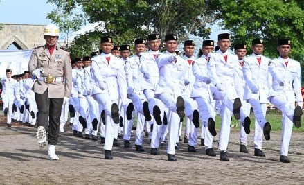 Pasukan Paskibra membawa bedera merah putih untuk dikibarkan dalam upacara peringatan HUT ke 79 RI di Lapangan Bungong Jeumpa, Kota Jantho, Sabtu (17/8/2024). FOTO/MC ACEH BESAR