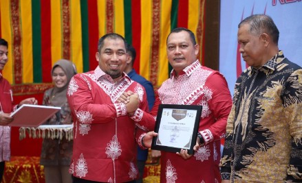 Pj Bupati Aceh Besar Muhammad Iswanto SSTP MM menyerahkan penghargaan kepada Kapolres Aceh Besar atas dukungan kepolisian suksesnya perayaan HUT ke-79 Kemerdekaan RI tahun 2024 di Meuligo Bupati Aceh Besar, Kota Jantho, Sabtu (17/8/2024) malam. FOTO/ PROKOPIM PEMKAB ACEH BESAR