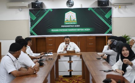 Kepala Biro Administrasi Pimpinan Setda Aceh Akkar Arafat, menggelar rapat perdana dengan jajaran Biro Adpim, di ruang Potensi Daerah Setda Aceh, Senin (19/8/2024).