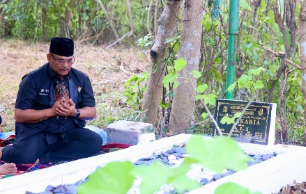 Pj. Gubernur aceh Dr. Drs. Safrizal ZA, M.Si & istri ny. Safriati safrizal, S.SI, M.Si berziarah ke makam ayahnya H. Zakaria bin ali di gampong reudeup, kab. Aceh besar, sabtu, 24-8-2024