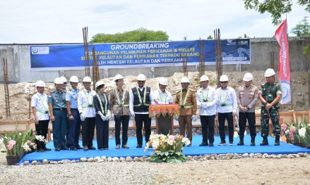 Menteri Kelautan dan Perikanan RI, Sakti Wahyu Trenggono didampingi Pj. Gubernur Aceh, Dr. Drs. Safrizal, ZA. M. Si menyampaikan sambutan sekaligus melakukan Groundbreaking Pembangunan Pelabuhan Perikanan ie Meulee Sentra Kelauatan dan Perikanan Terpadu, ie Meulee, Sabang, Senin, 26/08/2024.