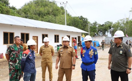 Pj Bupati Aceh Besar Muhammad Iswanto SSTP MM didampingi Kalaksa BPBD Aceh Besar Ridwan Jamil SSos MSi, Kadisparpora Aceh Besar Abdullah SSos, serta Kabag Prokopim Sekda Aceh Besar Imam Munandar STP, meninjau Wisma Atlet Dayung atau Rumah Susun ASN PUPR di Ingin Jaya, Aceh Besar, Selasa (27/8/2024).
FOTO/ PROKOPIM PEMKAB ACEH BESAR