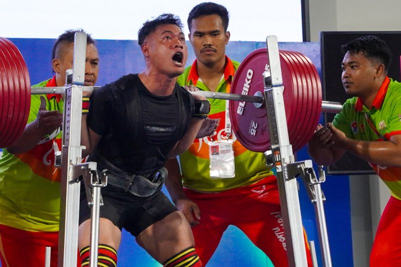 Lifter asal Riau, Andre Satria, saat mengangkat besi beban untuk angkatan squat. Foto: Ist 