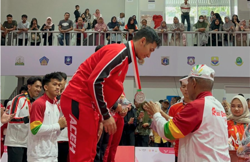 Brigadir Teuku Rezky Kharisma saat dikalungkan medali. Foto: Dokumentasi Polda Aceh