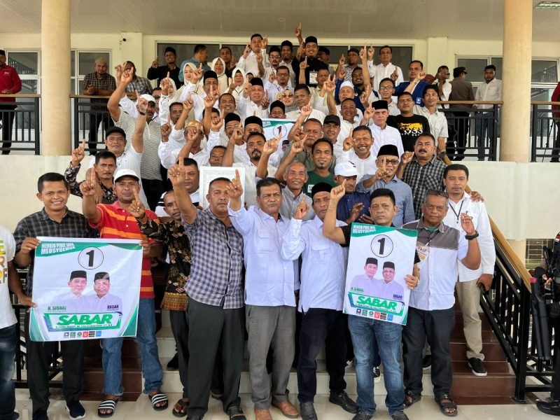 Pasangan Sabar H. Syibral Malasyi, MA. S. Sos., ME - Hasan Basri, ST. MM, Calon Bupati dan Wakil Bupati Pidie Jaya, saat pengambilan nomor urut Pilkada yang berlangsung. Foto: Ksinews.id