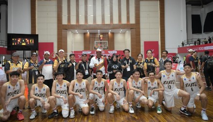 Pj. Gubernur Aceh, Dr. H. Safrizal ZA M.Si, di dampingi Istri, menyaksikan pertandingan perdana cabang olahraga Basket pada pekan olahraga nasional (PON) XXI Aceh-Sumut di Stadion Harapan Bangsa, Banda aceh, minggu, 01/09/2024