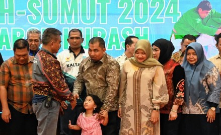 Pj Bupati Aceh Besar Muhammad Iswanto S.STP, MM didampingi istrinya Cut Rezky Handayani SIP, MM foto bersama dengan Presiden Federasi Kurash Indonesia, Mayjen TNI (Purn) Teuku Abdul Hafil Fuddin dan pelatih
serta official Cabor Kurash di Meuligoe Bupati Aceh Besar, Kota Jantho (10/9/2024). FOTO/MC ACEH BESAR.