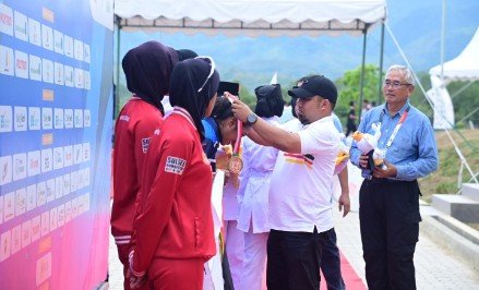 Pj Bupati Aceh Besar Muhammad Iswanto S.STP, MM bersama pengurus dayung pusat kalungkan medali pada Pekan Olahraga Nasional (PON) XXI Aceh-Sumut di Waduk Keliling, Kecamatan Kuta Cot Glie, Aceh Besar, Jum'at (13/9/2024). FOTO/MC ACEH BESAR