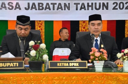 Pj Bupati Aceh Besar Muhammad Iswanto SSTP MM memberi sambutan dalam Rapat Paripurna DPRK Aceh Besar dalam rangka Pengucapan Sumpah Pimpinan DPRK Aceh Besar Masa Jabatan Tahun 2024 - 2029 di Ruang Rapat Paripurna DPRK Aceh Besar, Kota Jantho, Jumat (27/09/2024). FOTO/MC ACEH BESAR