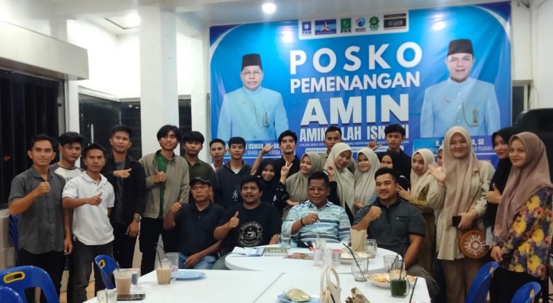 Aminullah saat foto bersama millenial simeulue di banda aceh. (Foto: Humas AMIN)