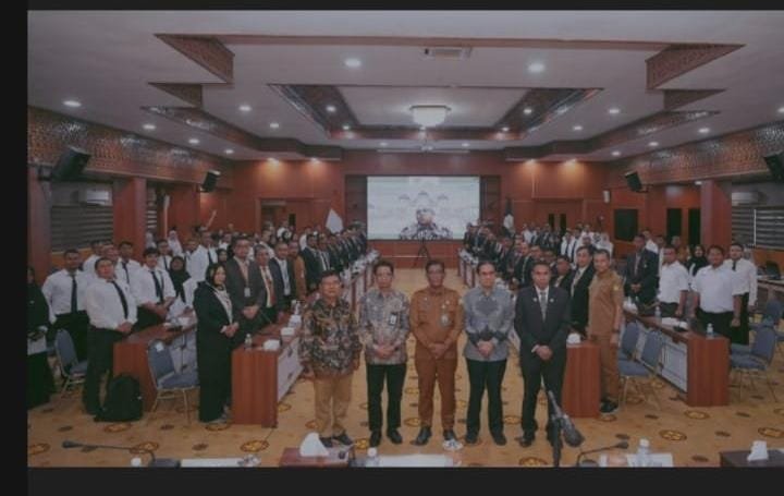 Plt Sekretaris Daerah Aceh, Muhammad Diwarsyah, memberi sambutan sekaligus membuka secara resmi kegiatan pelatihan Digital Leadership academy mitra Tsinghua University dan Pemerintah Aceh tahun 2024 di gedung serbaguna setda Aceh. Foto: ist