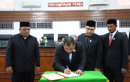 Pj Bupati Aceh Besar Muhammad Iswanto SSTP MM menandatangani APBK-P Aceh Besar Tahun Anggaran 2024 dalam sidang Paripurna di Gedung DPRK, Kota Jantho, Senin (30/09/2024)
FOTO/PROKOPIM ACEH BESAR