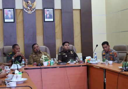 Sekda Aceh Besar Drs Sulaimi M.Si bersama unsur Forkopimda dan sejumlah Kepala OPD ikuti Rakor rutin Pengendalian Inflasi secara virtual di Aula Sanusi Wahab Kantor Bupati Aceh Besar, Kota Jantho, Senin (07/10/2024).
FOTO/MC ACEH BESAR