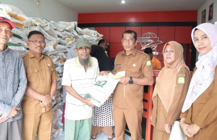 Plt Camat Seulimuem Devi Satria didampingi Kadis Pangan Aceh Besar Alyadi menyerahkan secara simbolis bantuan CBP Tahap III kepada KPM, bertempat di KCP Pos Kecamatan Seulimuem, Aceh Besar, Selasa (08/10/2024). FOTO/MC ACEH BESAR