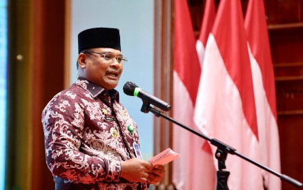 Penjabat Gubernur Aceh, Dr. H. Safrizal ZA, M.Si, memberi sambutan pada acara Pelantikan dan Rapat Kerja Pengurus Badan Koordinasi  Himpunan Mahasiswa Islam (BADKO HMI) Aceh periode 2024-2026, di Anjong Mon Mata Pendopo Gubernur Aceh, Rabu, 16/10/2024.