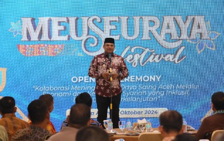 Pj Gubernur Aceh Dr, H, Safrizal, ZA, M.Si Memberi Sambutan pada Kegiatan Opening Ceremony Meuseuraya Festival di Auditorium Teuku Umar Kantor Perwakilan BI Provinsi Aceh, 18/10/2024.