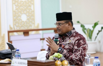 Penjabat Gubernur Aceh, Dr. H. Safrizal ZA, memimpin rapat Rapat koordinasi penyaluran bahan bakar minyak kususnya biosolar di Aceh dengan pihak-pihak terkait, di Ruang Potensi Daerah, Jumat, 18/10/2024