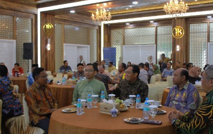 Kadis Pangan Aceh Besar Alyadi SPi MM menghadiri pembukaan event Meuseuraya Festival, di Aula Kantor Bank Indonesia Perwakilan Aceh, Jumat, (18/10/2024).
FOTO/ MC ACEH BESAR