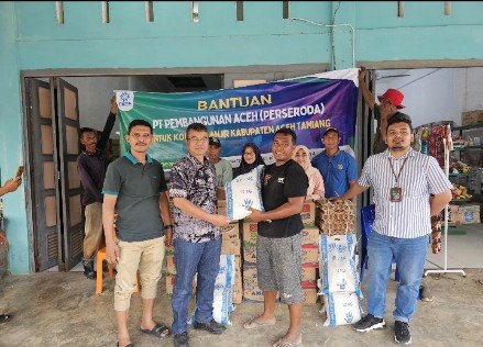 Direktur Umum dan Keuangan bersama ketua dan tim CSR PT PEMA Menyerahkan Bantuan pasca panik berupa sembako Kepada Korban Banjir Di Wilayah Pekan Seruway Kecamatan Seruway Kabupaten Aceh Tamiang
–
Aceh Tamiang, 18 Oktober 2024