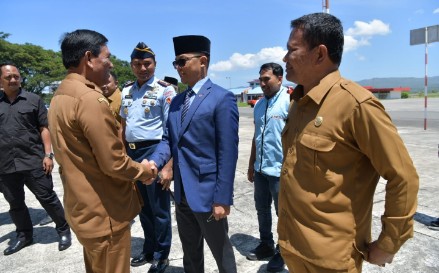 Aceh Besar - Pelaksana Harian (Plh) Sekda Aceh, Drs. Muhammad Diwarsyah M.Si, didampingi Kepala Biro Administrasi Pimpinan Setda Aceh, Akkar Arafat, menyambut kehadiran Menteri Luar Negeri Indonesia, Sugiono, di Bandara Sultan Iskandar Muda Blang Bintang Aceh Besar, Selasa 22/10/2024