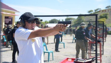Pj Bupati Aceh Besar, Muhammad Iswanto, SSTP, MM, membidik plat sasaran tembak saat mengikuti kejuaraan menembak kategori pistol eksekutif Kapolda Aceh Cup 2024, di Lapangan Tembak Adhi Pradana Puslat Brimob Polda Aceh, Bukit Lamreh Kecamatan Mesjid Raya, Aceh Besar, Rabu (23/10/2024). FOTO/MC ACEH BESAR