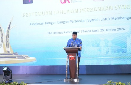 Penjabat Gubernur Aceh, Dr. H. Safrizal ZA, M.Si., memberikan sambutan pada Pertemuan Tahunan Perbankan Syariah 2024 bertema 'Akselerasi Pengembangan Perbankan Syariah untuk Membangun Negeri' yang diselenggarakan OJK, di Hermes Palace Hotel, Banda Aceh, Jumat (25/10/2024).