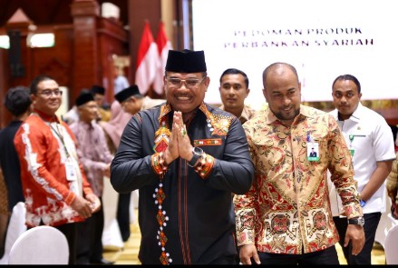 Banda Aceh—Penjabat Gubernur Aceh, Dr. H. Safrizal ZA, M.Si., menyambut baik Sosialisasi Pedoman Produk Perbankan Syariah, Cash Waqf Linked Deposit (CWLD), yang digelar oleh Bank Aceh Syariah di Meuligoe Gubernur Aceh, Jumat (25/10/2024). Acara ini bertujuan memperkenalkan inovasi keuangan syariah guna meningkatkan produktivitas dana wakaf, dengan harapan mendongkrak perekonomian daerah.