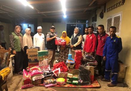 Kabid Linjamsos Dinas Sosial Kabupaten Aceh Besar Munawar SKM MSi, menyerahkan bantuan masa panik kepada korban kebakaran rumah di Gampong Tanjong, Kecamatan Lhoknga, Kabupaten Aceh Besar, Jumat (25/10/2024).
FOTO/ DOK DINAS SOSIAL ACEH BESAR