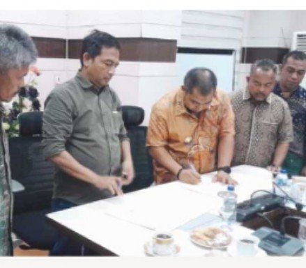 Pj Bupati Aceh Besar Muhamad Iswanto dan Pj Wali Kota Sabang Andri Nourman tandatangan kerjasama antar daerah.