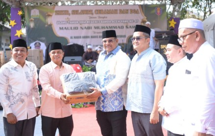 Pj Gubernur Aceh, Dr. H. Safrizal ZA, M.Si, menghadiri acara zikir dan salawat dalam rangka memperingati ulang tahun SMA Negeri 3 Banda Aceh yang ke-47 sekaligus peringatan Maulid Nabi Muhammad SAW, di SMA 3 Banda Aceh, Minggu, (27/10/2024). Foto: Humas Aceh.