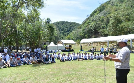 Pj Gubernur Aceh, Dr. H. Safrizal ZA, M.Si, memberikan pengarahan untuk ASN dalam acara outbond penguatan kolaborasi tim kerja Dinas Perkim Aceh, di Pantai Riting Lhoknga, Minggu, (27/10/2024).