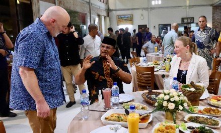 Penjabat Gubernur Aceh, Dr. H. Safrizal ZA,
makan malam dan ramah-tamah bersama Pj  Konsul Amerika Serikat untuk Sumatera, Kristy Mordhorst dan rombongan, di Restoran Kuala Vilage , Banda Aceh, Senin, 28/10/2024
