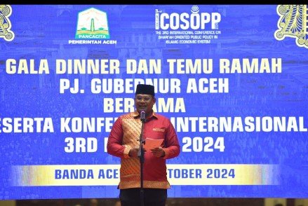 Pj. Gubernur Aceh, Dr. Safrizal, ZA M. Si Menyampaikan Sambutan Sekaligus Gala Dinner dan Temu Ramah Bersama Peserta Konferensi Internasional 3RD ICOSOPP 2024 di Anjong Monmata, Pendopo Gubernur Aceh, Selasa, 29/10/2024.