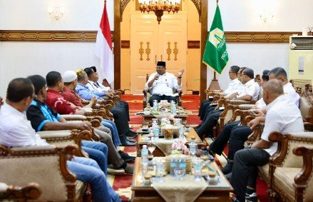 Pj Gubernur Aceh Safrizal Menerima Audiensi Aliansi Buruh Aceh di pendopo Gubernur Aceh, Rabu , 30/10/2024,
