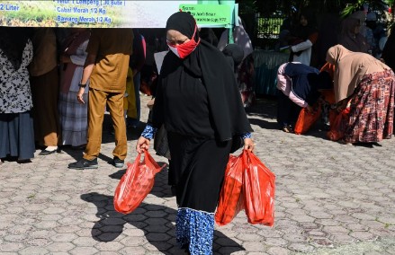 Masyarakat membawa pulang sembako usai berbelanja di Pasar Murah yang digelar Pemkab Aceh Besar dan Perum Bulog Kanwil Aceh, di Halaman Meunasah Gampong Bueng Bak Jok, Kecamatan Kuta Baro, Aceh Besar, Selasa (28/10/2024). FOTO/MC ACEH BESAR