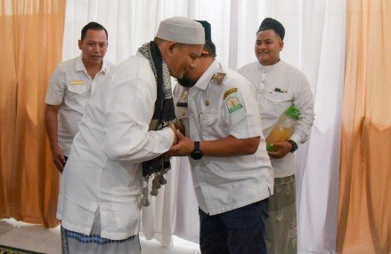 Pj Bupati Aceh Besar bersalaman dengan pimpinan Dayah Darul Ulum Abu Lueng Ie saat menghadiri undangan perayaan maulid nabi di Dayah Darul Ulum Lueng Ie, Aceh Besar, Rabu (30/10/2024). FOTO/MC ACEH BESAR