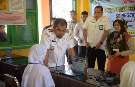 Pj Bupati Aceh Besar, Muhammad Iswanto, SSTP, MM, didampingi Kadisdikbud Aceh Besar, Bahrul Jamil, SSos, MSi, meninjau pelaksanaan ANBK jenjang SD di SDN Bungcala, Kecamatan Kuta Baro, Rabu (30/10/2024). FOTO/MC ACEH BESAR