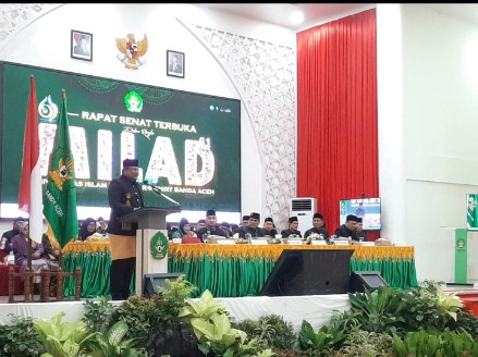 Rektor UIN Ar-Raniry, Profesor Mujiburrahman sedang memberikan paparan tentang awal berdiri UIN Ar-Raniry pada rapat senat terbuka dalam rangka Milad ke-61 UIN Ar-Raniry yang digelar di Auditorium Ali Hasjmy, Banda Aceh, Kamis (31/10/2024).
FOTO/ MC ACEH BESAR