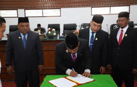 Pimpinan DPRK Aceh Besar, menandatangani Nota Kesepakatan KUA-PPAS R-APBK 2025, pada Rapat Paripurna ke-13 DPRK Aceh Besar yang digelar di Gedung DPRK Aceh Besar, Kota Jantho, Kamis (31/10/2024).
FOTO/ PROKOPIM PEMKAB ACEH BESAR