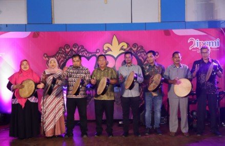 Pj Bupati Aceh Besar Muhammad Iswanto SSTP MM bersama Unsur Forkopimda membuka Expo UMKM Aceh Besar tahun 2024 di Kompleks JSC Kota Jantho, Jumat (1/11/2024) malam. Foto: Prokopim Aceh Besar.