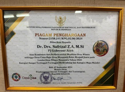 Pj Gubernur Aceh, Dr. H. Safrizal ZA, M. Si, menerima penghargaan dari Menteri Desa Pembangunan Daerah Tertinggal dan Transmigrasi (Mendes PDTT) RI atas komitmen dan keberhasilannya membina desa wisata yang ada di Aceh hingga menjadi juara pada lomba desa wisata nusantara Tahun 2024.