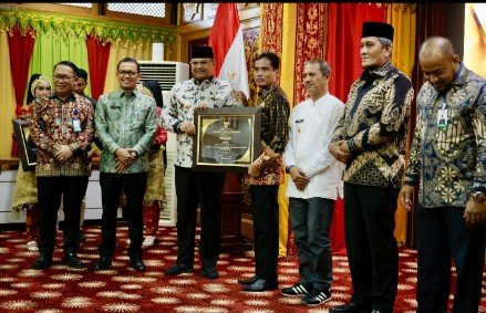 Pj Gubernur Aceh Dr, H.  Safrizal, ZA, M.Si Memberi Sambutan sekaligus menyerahkan  Piagam Penghargaan Paritrana Award Tahun 2024 di  pendopo Gubernur Aceh.Jumat 01 /11 /2024.